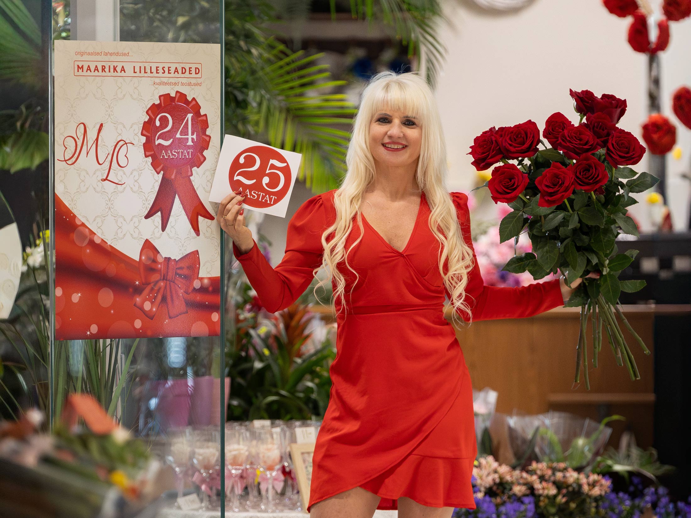 Maarika Lilleseadete perenaine Maarika Paap oma lemmikelemendis: väike punane kleit seljas, kontsaking jalas, naeratus suul ning roosid näpus. Just nii sammub ta oma poega uude aastasse ja saab uksel vahetada aastanumbri 24 sildi 25 vastu. Foto: AIGAR NAGEL